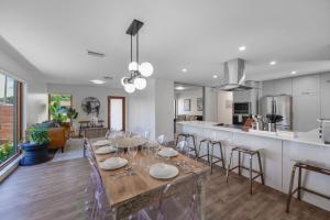 uma sala de jantar e cozinha com mesa e cadeiras em Awesome 4 Bedroom HouseW/Pool @Westchester Miami em Tamiami