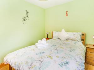 um quarto com uma cama com colcha floral em Wild Duck Lodge em Rufford