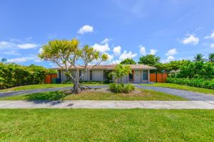 ein Haus mit einer Palme und einer Auffahrt in der Unterkunft Awesome 4 Bedroom HouseW/Pool @Westchester Miami in Tamiami
