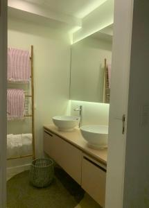 ポルトにあるCosy Homeのバスルーム(シンク2台、大きな鏡付)