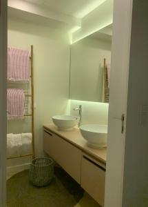 a bathroom with two sinks and a large mirror at Cosy Home in Porto