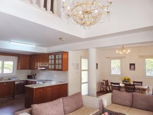 cocina y sala de estar con lámpara de araña en Villa14 Sea Breeze, en Klorakas