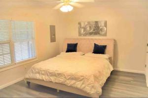 een slaapkamer met een bed en een plafondventilator bij New Modern house?A mins to Hwy i-85, 316 in Lawrenceville