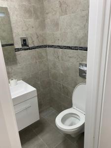 Gallery image of Lovely en-suite studio with kitchen and free parking with walking distance to tube station and short train ride to central London!! in Northwood
