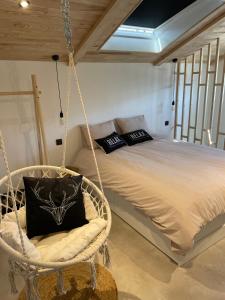a swing in a bedroom with a bed at Le 39 bis in Jalhay
