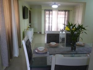ein Esszimmer mit einem Glastisch und Stühlen in der Unterkunft Apartamento luminoso, espacioso y funcional, como en casa in El Seis