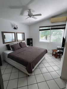 Villa Montana في كونتادورا: غرفة نوم بسرير ومروحة سقف