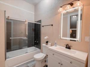 Wonderful property in the heart of Oakland! tesisinde bir banyo