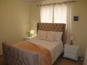 Un dormitorio con una cama grande y una ventana en Apartamento luminoso, espacioso y funcional, como en casa, en El Seis