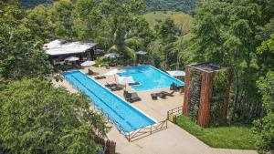 una vista aérea de una piscina en un complejo en HOTEL MADEIRA BOUTIQUE, en Doradal