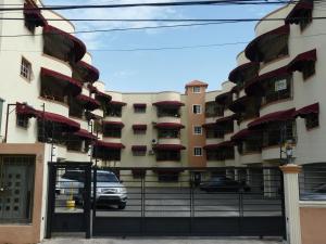 een gebouw met balkons aan de zijkant bij Apartamento luminoso, espacioso y funcional, como en casa in El Seis