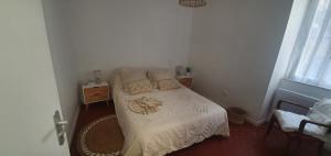 una piccola camera da letto con un letto e una finestra di charmante maison de village a Saint-Jean-du-Bruel Altre 5 foto