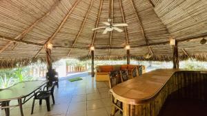 Un restaurante u otro lugar para comer en Cabanas Los Colibris Hotel Ecolodge