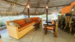 Un lugar para sentarse en Cabanas Los Colibris Hotel Ecolodge