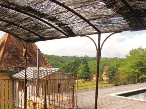 una jaula de pájaro sentada en la parte superior de una casa en Tour Milou, en Beynac-et-Cazenac