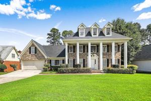 une maison avec une grande cour avec de l'herbe verte dans l'établissement Lovely 5Bed, 3-FullBath ! 5min to free way I-85, à Lawrenceville