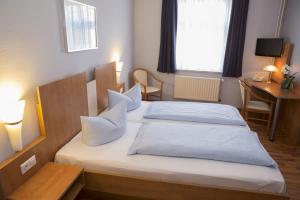 
Ein Bett oder Betten in einem Zimmer der Unterkunft Hotel Rendsburg
