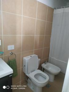 een badkamer met een toilet en een wastafel bij Castex in Cordoba
