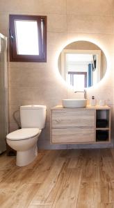 bagno con servizi igienici, lavandino e specchio di Casa Tabaiba Dulce a Frontera