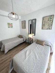 Łóżko lub łóżka w pokoju w obiekcie Apartamento céntrico y en primera línea de playa
