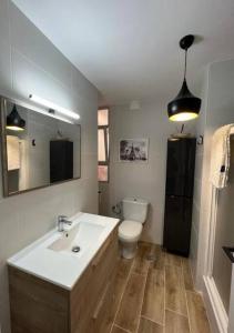 a bathroom with a sink and a toilet and a mirror at Apartamento céntrico y en primera línea de playa in Benidorm