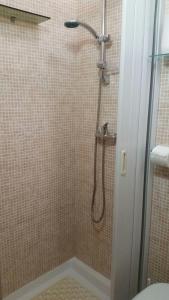 ガリポリにあるB&B Santa Luciaのバスルーム(シャワー、シャワーヘッド付)が備わります。