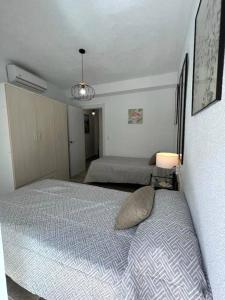 Łóżko lub łóżka w pokoju w obiekcie Apartamento céntrico y en primera línea de playa