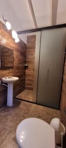 La salle de bains est pourvue de toilettes, d'un lavabo et d'une douche. dans l'établissement Los Prados Sanber, à San Bernardino
