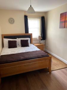 Uma cama ou camas num quarto em Fife Apartments