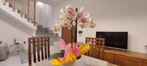 Sweet Home Simona في زامبروني: إناء من الزهور على طاولة في غرفة المعيشة