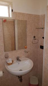 ガリポリにあるB&B Santa Luciaのバスルーム(洗面台、鏡付)