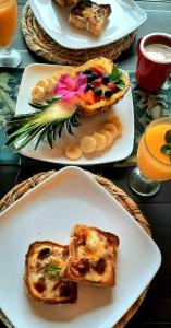 dos platos de comida con rebanadas de pan. en La Guarida eco-posada, en San Antonio del Tequendama