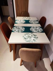 einen Tisch mit vier Platten darüber in der Unterkunft Résidence Amwej Sousse les pieds dans l'eau in Sousse