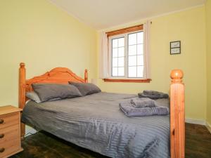 una camera da letto con un letto e due asciugamani di St Kilda a Balranald
