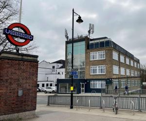 una señal en un poste frente a un edificio en Best Western Northfields Ealing Hotel en Londres