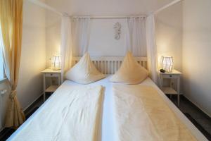 Postel nebo postele na pokoji v ubytování Ferienwohnung-Duenenrose