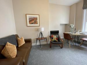 uma sala de estar com um sofá e uma mesa em Grisedale Pike em Keswick