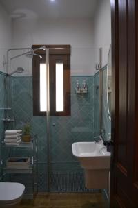 La salle de bains est pourvue d'un lavabo, de toilettes et d'une douche. dans l'établissement Alojamiento Rural Dehesa La Estancia, à Andújar