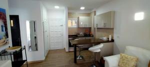 Kuchyň nebo kuchyňský kout v ubytování Luminoso y bonito apartamento con piscina en frente del mar