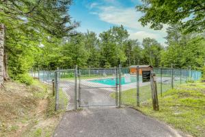 un portail avec une piscine derrière une clôture dans l'établissement Mendon Memories & Gateway Court, à Mendon