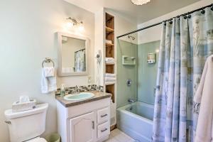 ein Badezimmer mit Waschbecken, Badewanne und Toilette in der Unterkunft Less Than 1 Mi to Dtwn! Lakefront Manitou Cottage in Suttons Bay + 44 Fotos