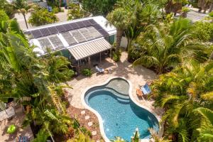 vista sul soffitto di una piscina di fronte a un edificio di Sea Palm Cottage a Ilexhurst