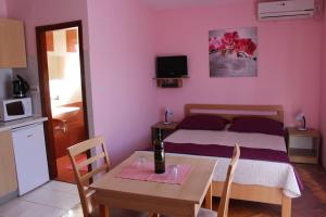 Kuchyňa alebo kuchynka v ubytovaní Apartments by the sea Bibinje, Zadar - 5786