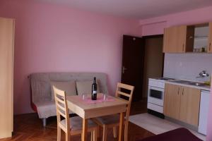 Kuchyňa alebo kuchynka v ubytovaní Apartments by the sea Bibinje, Zadar - 5786