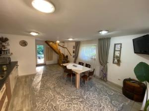 a kitchen and living room with a table and chairs at Casa Lucky in Râşnov
