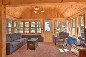 ein Wohnzimmer mit einer Couch und einem Sessel in der Unterkunft half Mi to Dtwn Suttons Bay! Lakefront Cottage in Suttons Bay