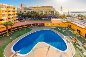 Bazén v ubytování Luminoso y bonito apartamento con piscina en frente del mar nebo v jeho okolí