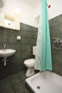 een badkamer met een toilet, een bad en een wastafel bij Apartments by the sea Podaca, Makarska - 6821 in Podaca