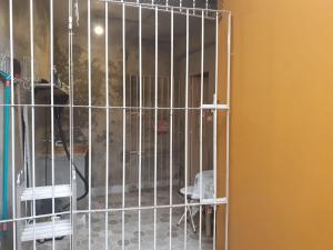 een metalen poort met uitzicht op een kamer bij Casa 170 in Belém