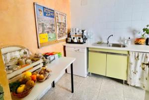 una cocina con una mesa con frutas y verduras. en Casa Rural La Cruz, en El Gordo